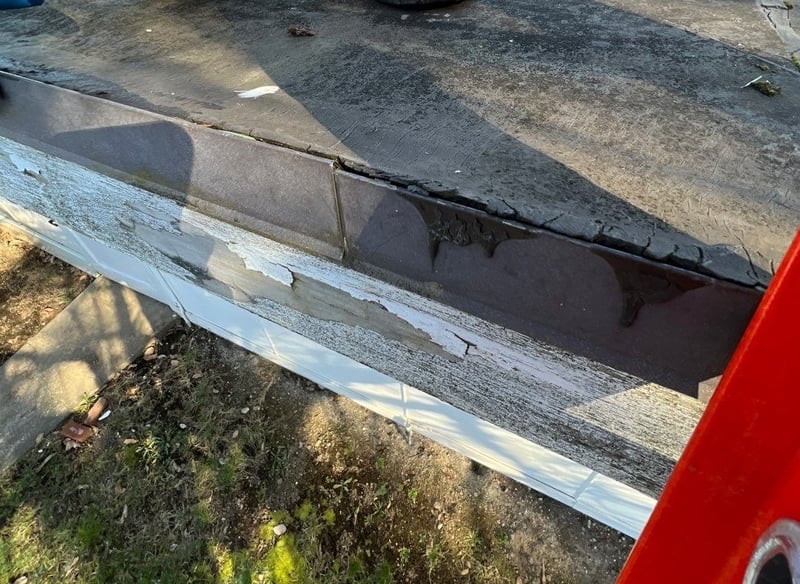flat roof gaps at edge