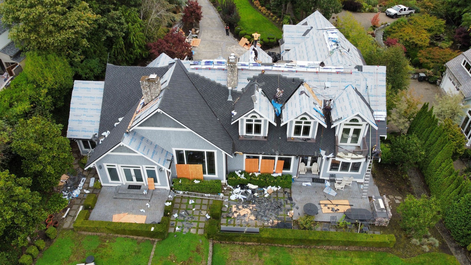installing asphalt shingles