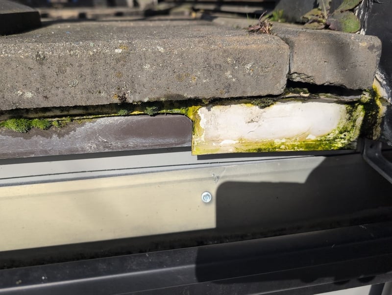 clear signs of rooftop deck leak